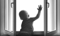 Опасные окна: в Кузбассе уже зафиксированы случаи выпадения детей из окон многоквартирных домов