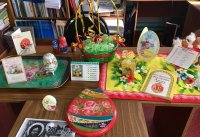 В сельской библиотеке «Родник» 6 апреля открылась мини-выставка «Пасхальная радость», посвященная Воскресению Христову 
